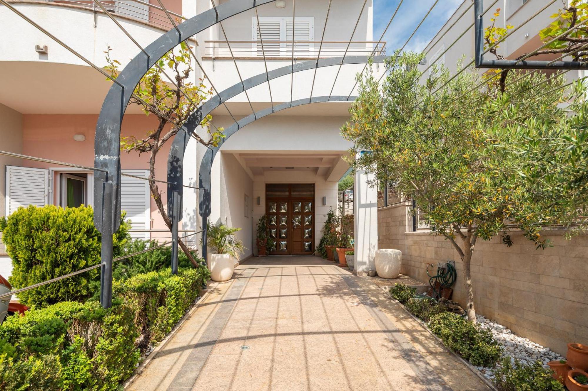 Brkic Apartments With Private Parking Makarska Dış mekan fotoğraf