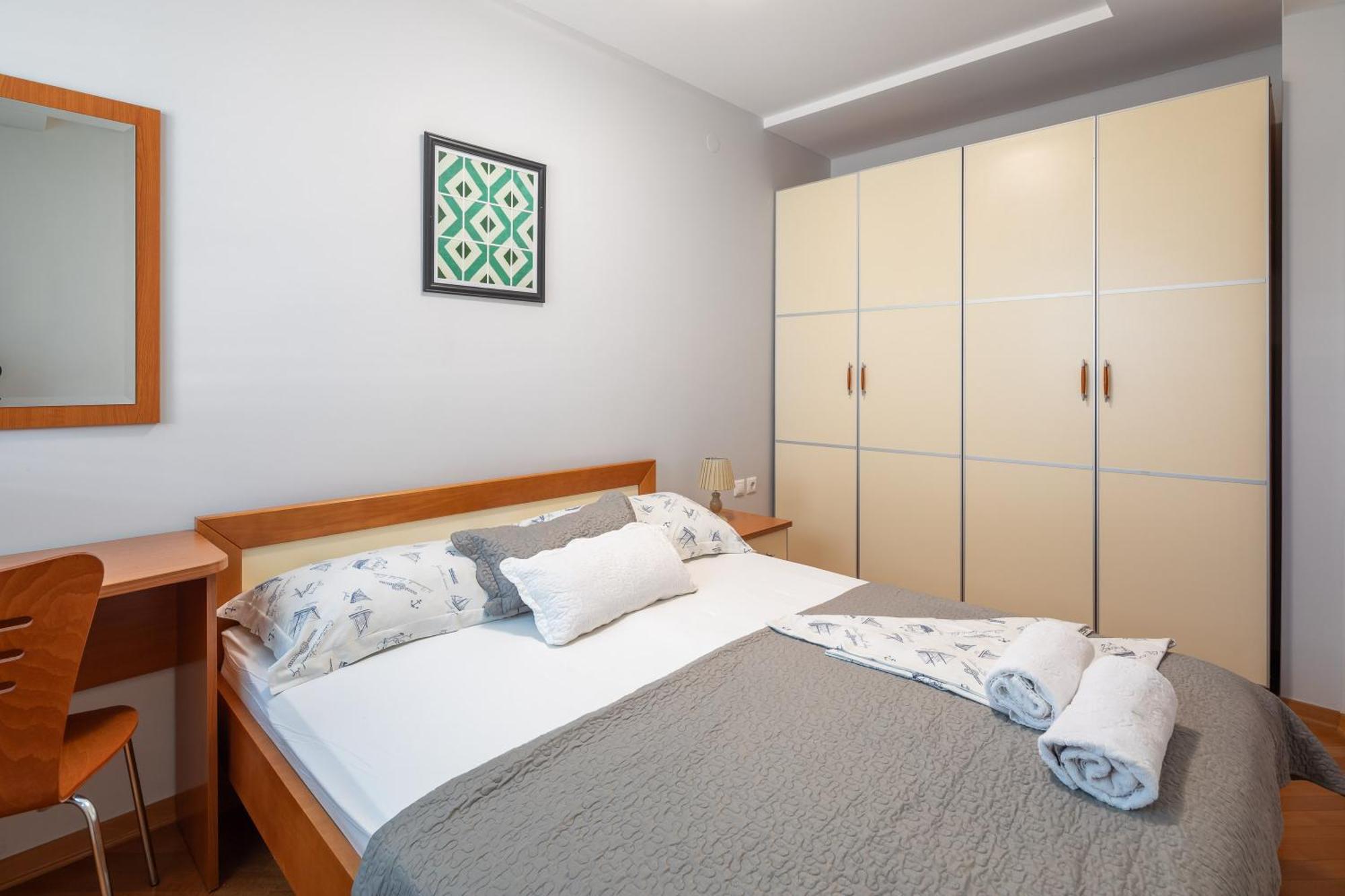 Brkic Apartments With Private Parking Makarska Oda fotoğraf